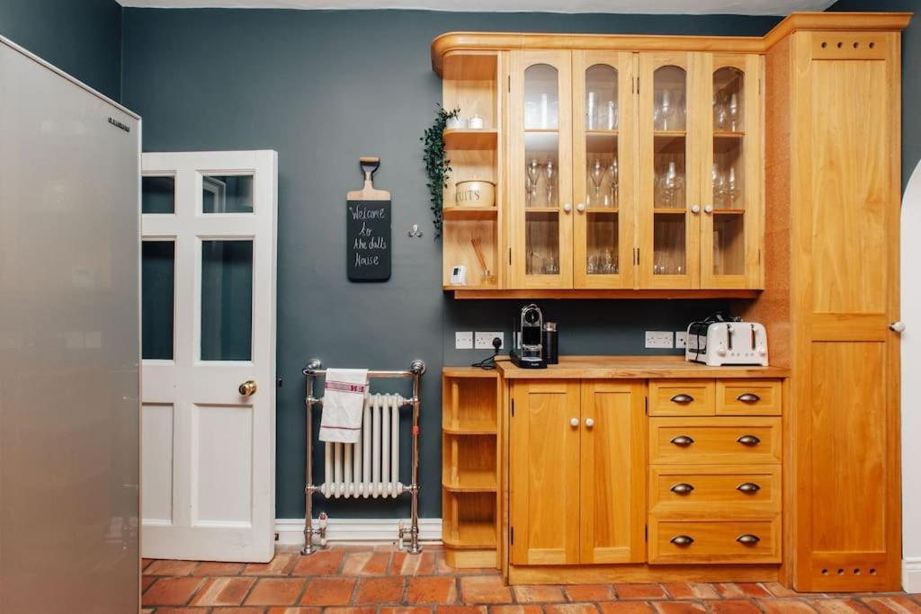 فيلا Dolls House - Luxury Townhouse *Sleeps 10* هنلي أون ثيمز المظهر الخارجي الصورة
