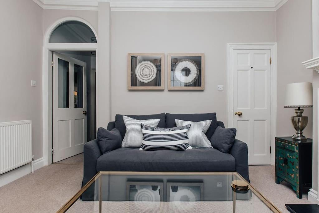 فيلا Dolls House - Luxury Townhouse *Sleeps 10* هنلي أون ثيمز المظهر الخارجي الصورة